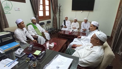 رئيس جامعة دار السلام بإندونيسيا يزور كلية الشريعة والقانون جامعة الأحقاف ويلقي محاضرة عامة للطلاب