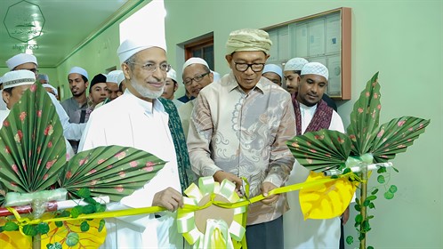 رئيس جامعة الأحقاف رفقة السفير الإندونيسي يفتتحان مركز بحوث حضرموت بكلية الشريعة والقانون بتريم