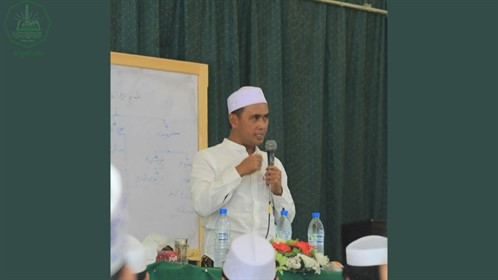 رئيس جامعة دار السلام بإندونيسيا يزور كلية الشريعة والقانون جامعة الأحقاف ويلقي محاضرة عامة للطلاب