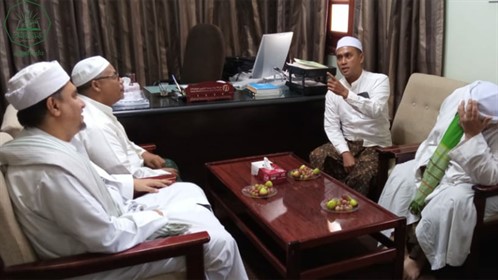 رئيس جامعة دار السلام بإندونيسيا يزور كلية الشريعة والقانون جامعة الأحقاف ويلقي محاضرة عامة للطلاب