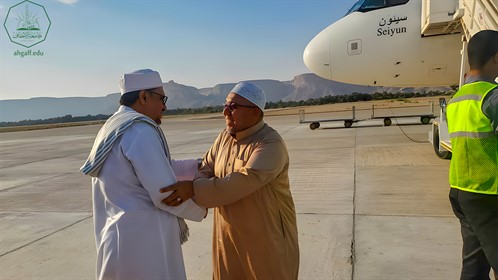 عميد كلية الشريعة والقانون يلتقي مدير مكتب جامعة الأحقاف بدولة إندونيسيا