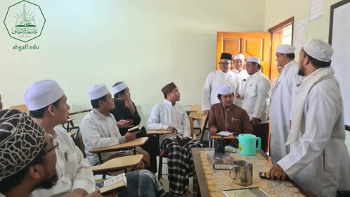 عميد كلية الشريعة والقانون بجامعة الاحقاف يلتقي بنائب رئيس هيئة الرقابة المالية بإندونيسيا