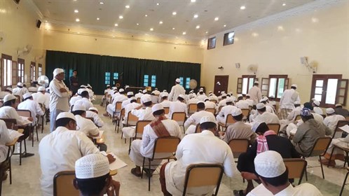 عميد كلية الشريعة والقانون ورئيس قسم التسجيل فيها يتفقدان سير الامتحانات النهائية بالكلية