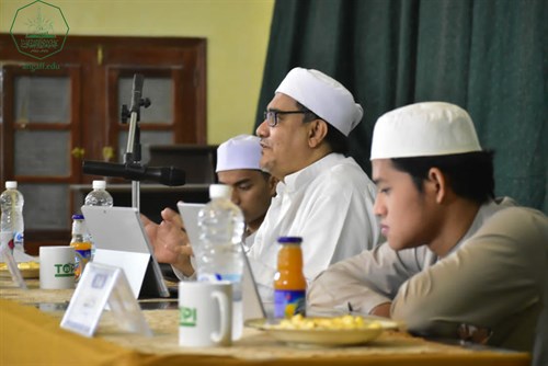 عميد كلية الشريعة والقانون يعقد ندوة بعنوان ( كيف تكون فصيحا)