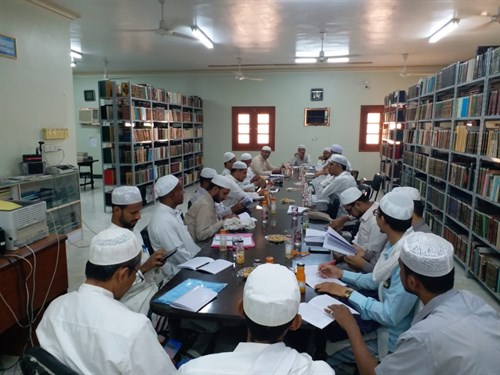 منتدى البحث العلمي بكلية الشريعة والقانون بجامعة الأحقاف يعقد جلسة بحثية حول دلالة كلمة ( لامس) اللغوية.