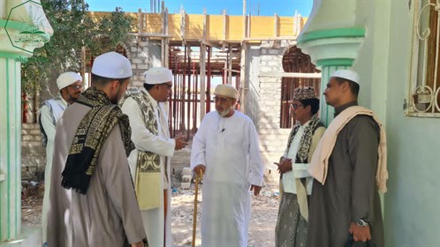 عميد كلية الشريعة والقانون جامعة الأحقاف يلتقي السيد محمد عمر عيديد بازرعة الشخصية العمانية المعروفة.