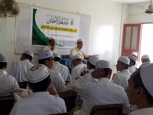 كلية الشريعة والقانون بالمكلا ترحب بطلاب المستوى الأول للعام الجامعي