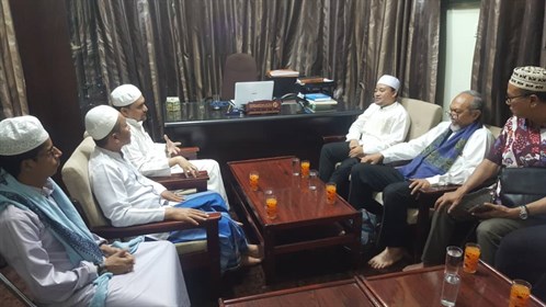 عميد كلية الشريعة والقانون بجامعة الاحقاف يلتقي القنصل الاندنوسي بسلطنة عمان