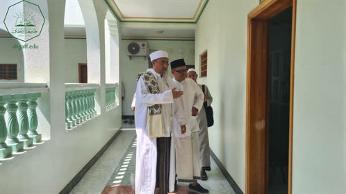 عميد كلية الشريعة والقانون بجامعة الاحقاف يلتقي بنائب رئيس هيئة الرقابة المالية بإندونيسيا