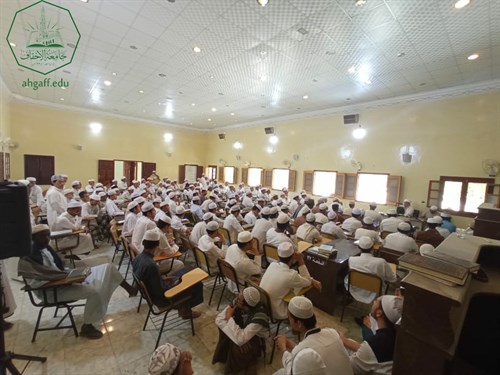 عميد كلية الشريعة والقانون ومدير التسجيل بها يتلقيان بالمستوى الاول والثاني بالكلية..