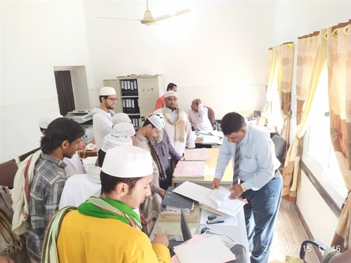 نزول ميداني لطلاب المستوى الثالث قسم الشريعة والقانون بجامعة الأحقاف برفقة أساتذتهم إلى نيابة استئناف سيؤون ونيابة مديرية سيؤون الابتدائية.