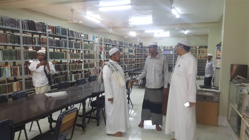 عميد كلية الشريعة والقانون يلتقي مدير مكتب جامعة الأحقاف بدولة إندونيسي