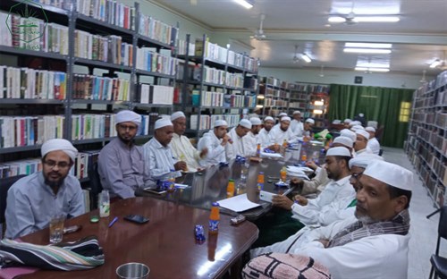 عميد كلية الشريعة والقانون يعقد اجتماعا بالهيئة التدريسية بالكلية