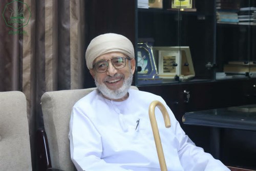 عميد كلية الشريعة والقانون جامعة الأحقاف يلتقي السيد محمد عمر عيديد بازرعة الشخصية العمانية المعروفة.