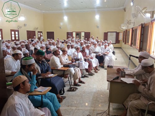 عميد كلية الشريعة والقانون ومدير التسجيل بها يتلقيان بالمستوى الاول والثاني بالكلية..