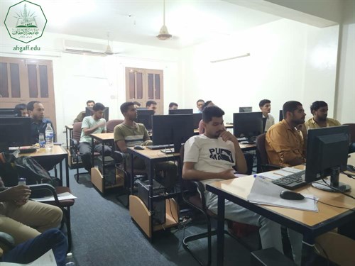 وحدة اللغة الإنجليزية بجامعة الأحقاف تقيم التقييم الشفهي الأول لطلاب كلية هندسة وعلوم الحاسوب