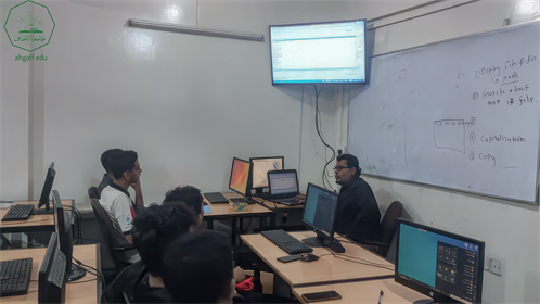 كلية الادارة والاقتصاد بجامعة الاحقاف وبالتنسيق مع وحدة الخريجين ومركز بحوث حضرموت يدشنون دورة