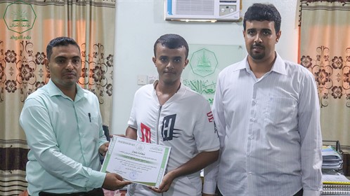 كلية الإدارة والاقتصاد بجامعة الأحقاف تكرم أوائل الطلاب والمبرزين بأنشطة الكلية