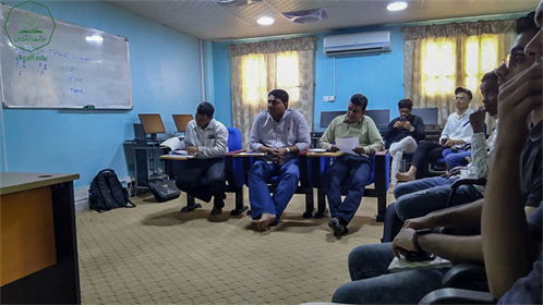 كلية الادارة والاقتصاد بجامعة الاحقاف تقيم مناقشة خطة البحث لمشاريع التخرج