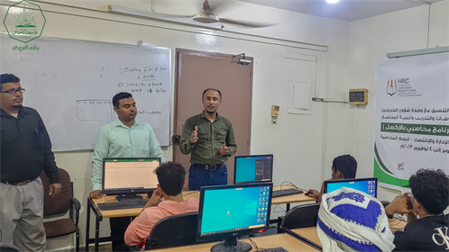 كلية الادارة والاقتصاد بجامعة الاحقاف وبالتنسيق مع وحدة الخريجين ومركز بحوث حضرموت يدشنون دورة