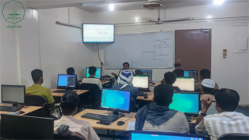 كلية الادارة والاقتصاد بجامعة الاحقاف وبالتنسيق مع وحدة الخريجين ومركز بحوث حضرموت يدشنون دورة