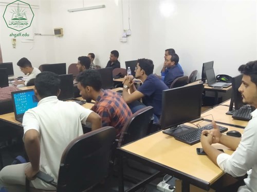 وحدة اللغة الإنجليزية بجامعة الأحقاف تقيم التقييم الشفهي الأول لطلاب كلية هندسة وعلوم الحاسوب