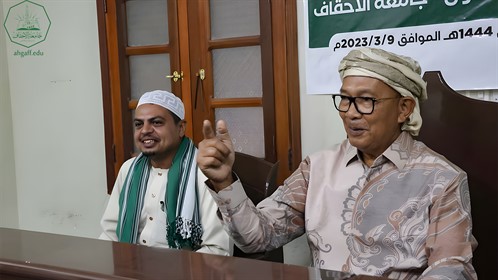 رئيس جامعة الأحقاف رفقة السفير الإندونيسي يفتتحان المحكمة التدريبية بكلية الشريعة والقانون