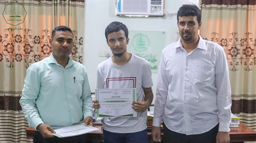 كلية الإدارة والاقتصاد بجامعة الأحقاف تكرم أوائل الطلاب والمبرزين بأنشطة الكلية