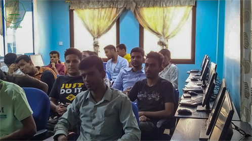 كلية الادارة والاقتصاد بجامعة الاحقاف تقيم مناقشة خطة البحث لمشاريع التخرج