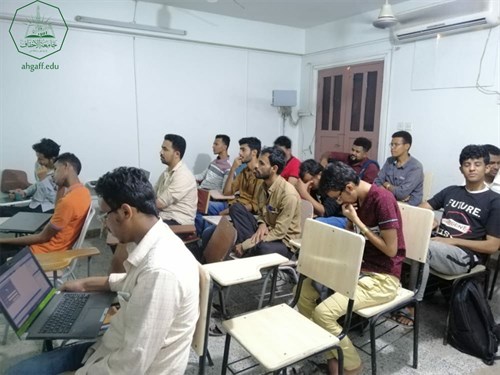 كلية هندسة وعلوم الحاسوب بجامعة الاحقاف تقيم نشاط عرض ومناقشة مشاريع المواد التخصصية بالتعاون