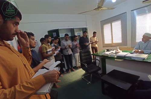 طلاب قسم أنظمة معلومات حاسوبية بجامعة الاحقاف في زيارة لإدارة شؤون الوافدين