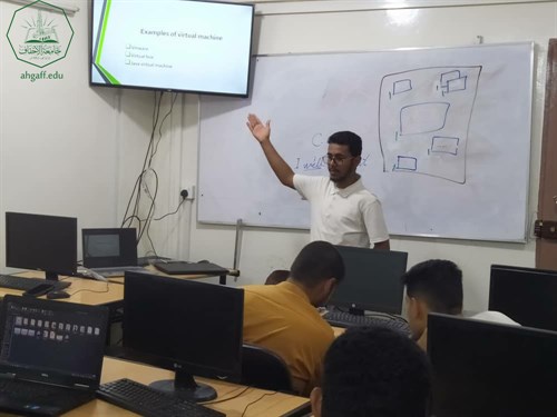 وحدة اللغة الإنجليزية بجامعة الأحقاف تقيم التقييم الشفهي الأول لطلاب كلية هندسة وعلوم الحاسوب