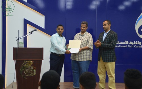 ادارة وطلاب كلية الادارة والاقتصاد في زيارة لمصنع الوطنية لتعليب الأسماك بالشحر