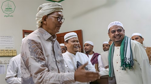 رئيس جامعة الأحقاف رفقة السفير الإندونيسي يفتتحان المحكمة التدريبية بكلية الشريعة والقانون