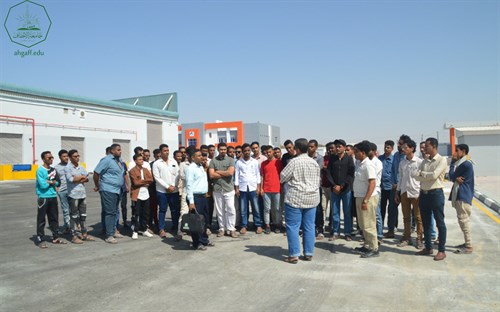 ادارة وطلاب كلية الادارة والاقتصاد في زيارة لمصنع الوطنية لتعليب الأسماك بالشحر