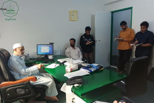 طلاب قسم أنظمة معلومات حاسوبية بجامعة الاحقاف في زيارة لإدارة شؤون الوافدين