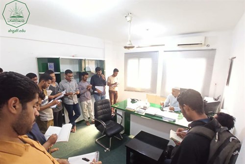 طلاب قسم أنظمة معلومات حاسوبية بجامعة الاحقاف في زيارة لإدارة شؤون الوافدين