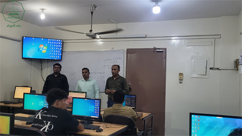 كلية الادارة والاقتصاد بجامعة الاحقاف وبالتنسيق مع وحدة الخريجين ومركز بحوث حضرموت يدشنون دورة