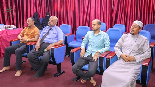 مدير وحدة الخريجين بجامعة الأحقاف يكرم مندوبي الوحدة بالكليات