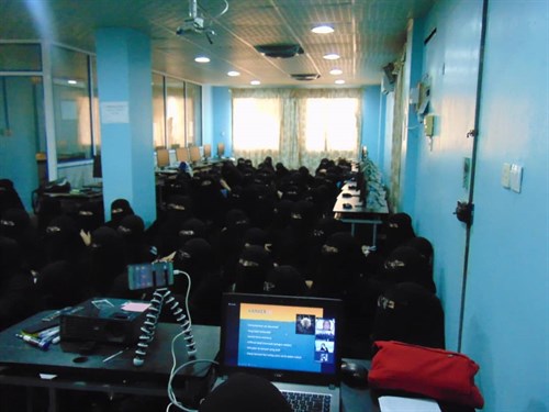 كلية البنات تقيم ندوة صحية توعوية عبر برنامج الزووم