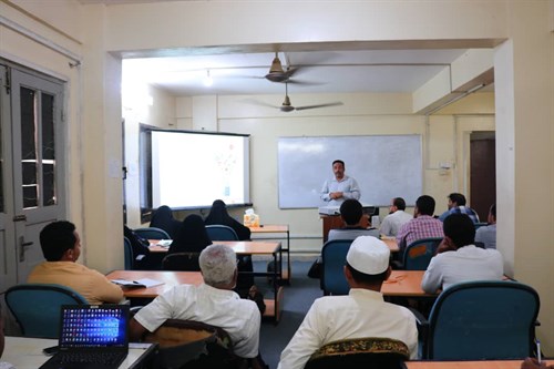 سيمينار بعنوان مبادئ في التطبيقات الذكية والتجارة الإلكترونية بجامعة الأحقاف