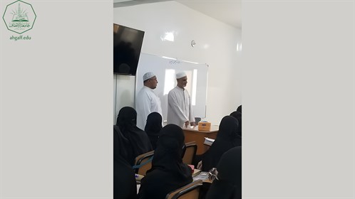 مدير مكتب جامعة الأحقاف بدولة إندونيسيا في زيارة لكلية البنات