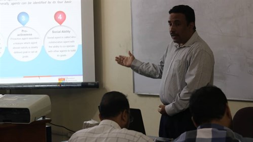 سيمينار بعنوان مبادئ في التطبيقات الذكية والتجارة الإلكترونية بجامعة الأحقاف