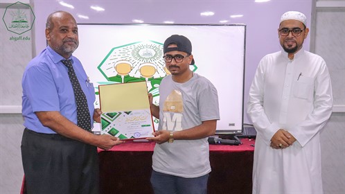 مدير وحدة الخريجين بجامعة الأحقاف يكرم مندوبي الوحدة بالكليات