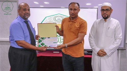 مدير وحدة الخريجين بجامعة الأحقاف يكرم مندوبي الوحدة بالكليات