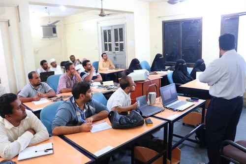 سيمينار بعنوان مبادئ في التطبيقات الذكية والتجارة الإلكترونية بجامعة الأحقاف