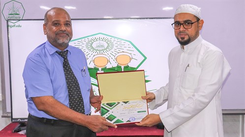 مدير وحدة الخريجين بجامعة الأحقاف يكرم مندوبي الوحدة بالكليات