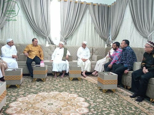 رئيس جامعة الأحقاف يلتقي بالسفير الاندونيسي لعمان واليمن محمد إرزان جوحان