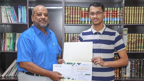 جامعة الأحقاف تكرم المشاركين في إنجاح ركن الجامعة بمعرض H. U. I للتعريف بالتخصصات الجامعية