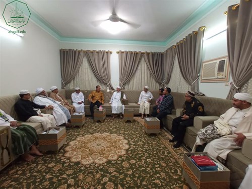 رئيس جامعة الأحقاف يلتقي بالسفير الاندونيسي لعمان واليمن محمد إرزان جوحان